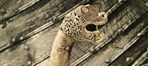 Indrukwekkend houtsnijwerk van koppen van dieren op de Drakarboten van de Vikingen